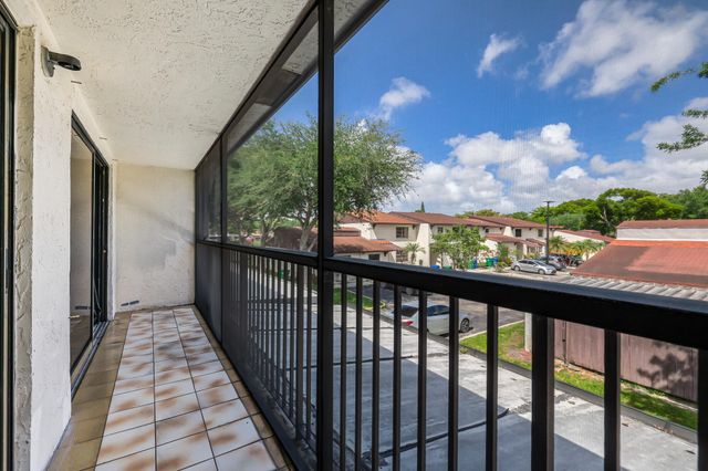 4003 W Woodscape Drive 2-k, Miramar, FL 33023