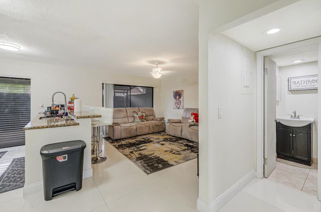 4003 W Woodscape Drive 2-k, Miramar, FL 33023