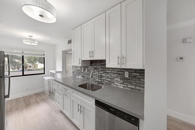 185 Lakeview Drive 201, Weston, FL 33326