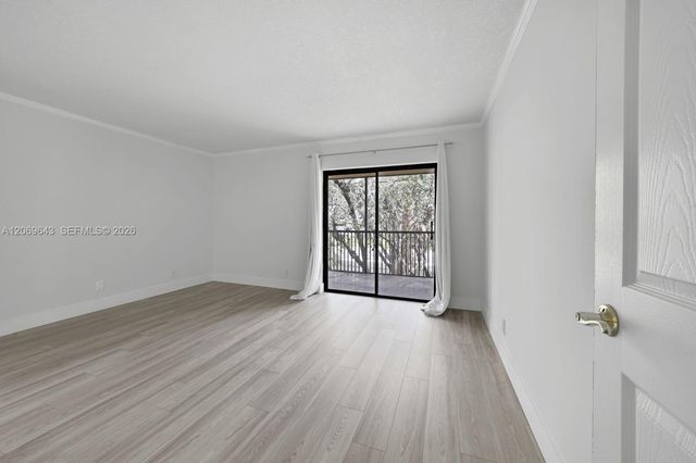 185 Lakeview Drive 201, Weston, FL 33326