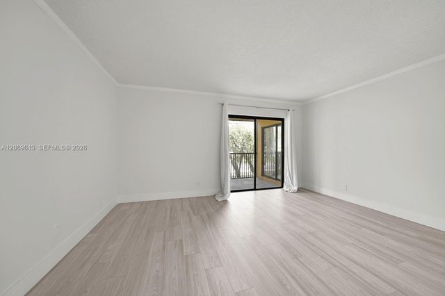 185 Lakeview Drive 201, Weston, FL 33326