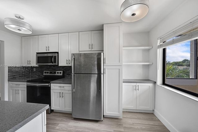 185 Lakeview Drive 201, Weston, FL 33326