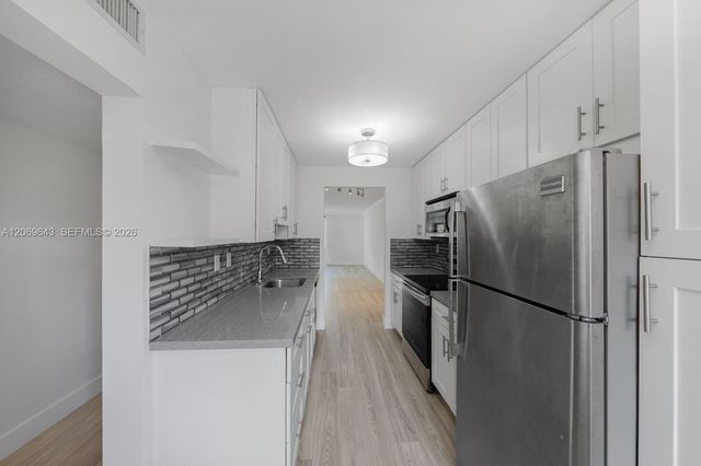 185 Lakeview Drive 201, Weston, FL 33326