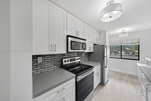 185 Lakeview Drive 201, Weston, FL 33326