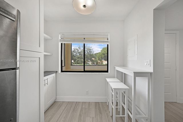 185 Lakeview Drive 201, Weston, FL 33326