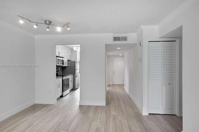 185 Lakeview Drive 201, Weston, FL 33326