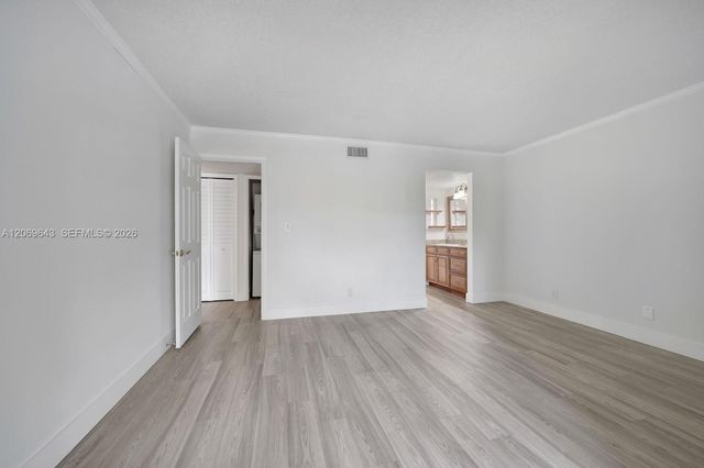 185 Lakeview Drive 201, Weston, FL 33326