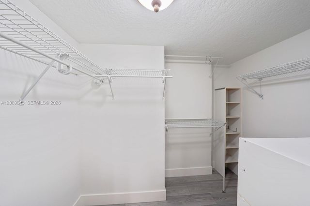 185 Lakeview Drive 201, Weston, FL 33326