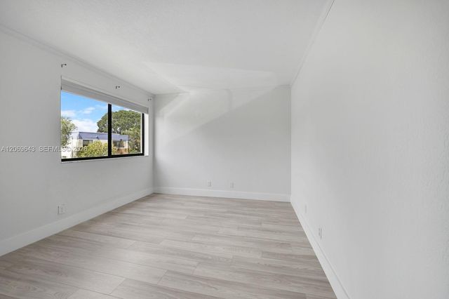 185 Lakeview Drive 201, Weston, FL 33326