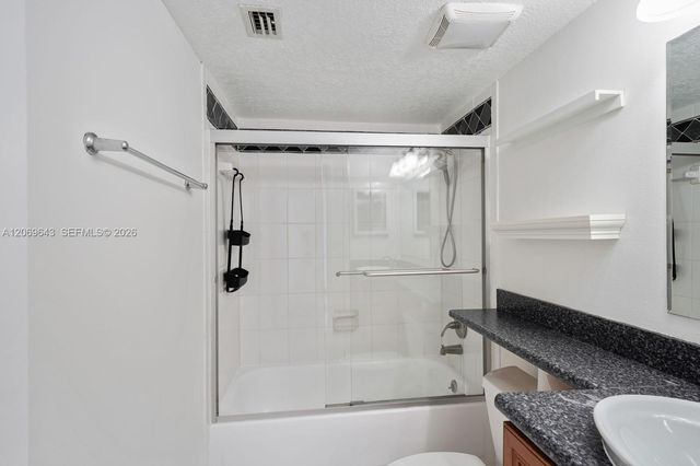 185 Lakeview Drive 201, Weston, FL 33326
