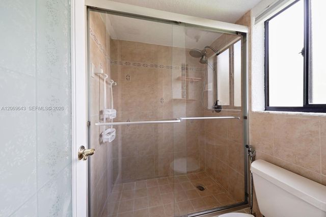 185 Lakeview Drive 201, Weston, FL 33326