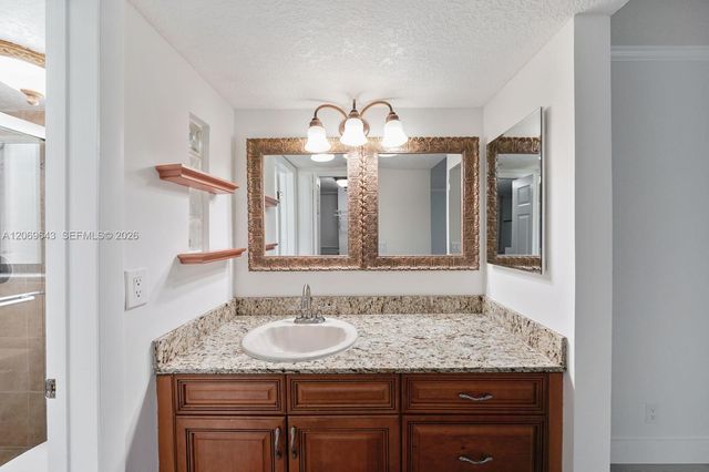 185 Lakeview Drive 201, Weston, FL 33326