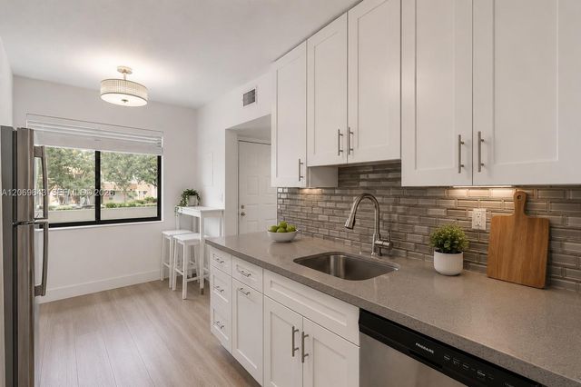 185 Lakeview Drive 201, Weston, FL 33326