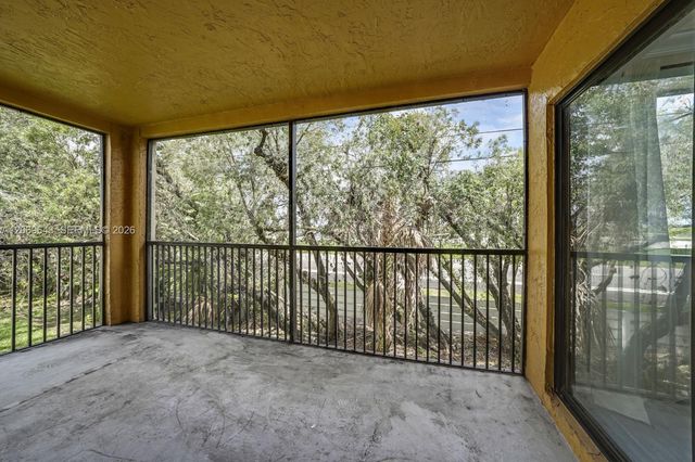 185 Lakeview Drive 201, Weston, FL 33326