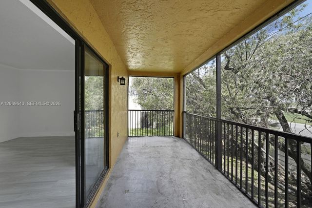185 Lakeview Drive 201, Weston, FL 33326