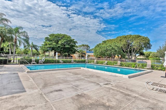 185 Lakeview Drive 201, Weston, FL 33326