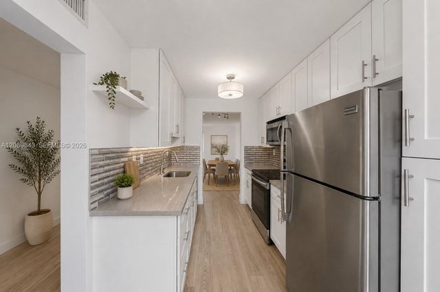 185 Lakeview Drive 201, Weston, FL 33326