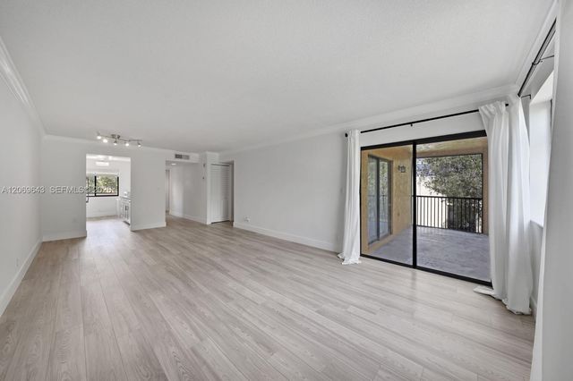 185 Lakeview Drive 201, Weston, FL 33326