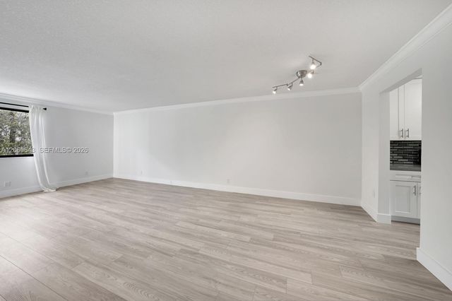 185 Lakeview Drive 201, Weston, FL 33326
