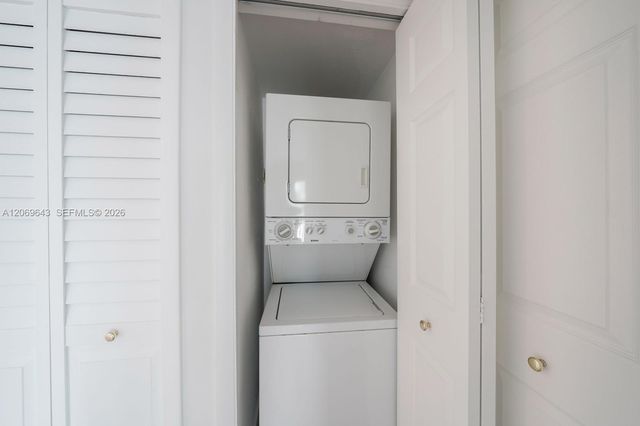 185 Lakeview Drive 201, Weston, FL 33326