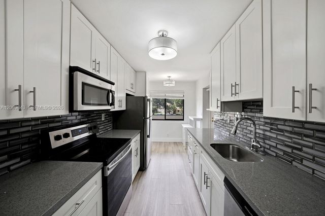 185 Lakeview Drive 201, Weston, FL 33326