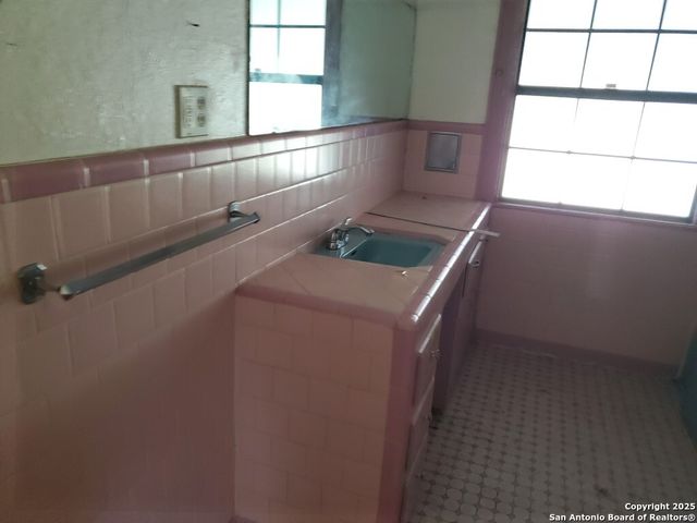 105 E Bonner Ave, San Antonio, TX 78214