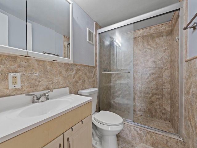 6701 NW 169th St B304, Hialeah, FL 33015