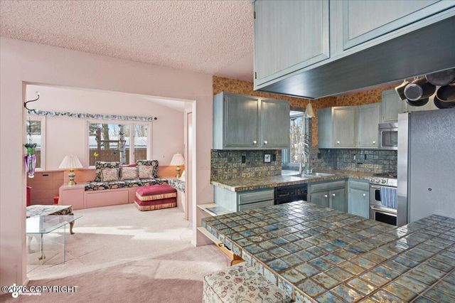 7714 Hennings Way, Anchorage, AK 99504