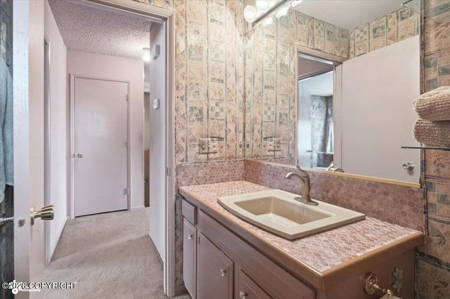 7714 Hennings Way, Anchorage, AK 99504