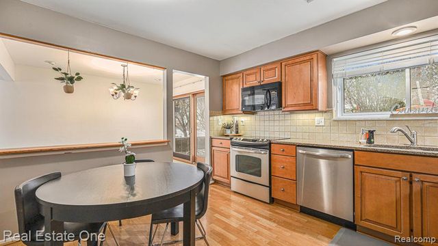4243 Frostwood Court, Troy, MI 48098