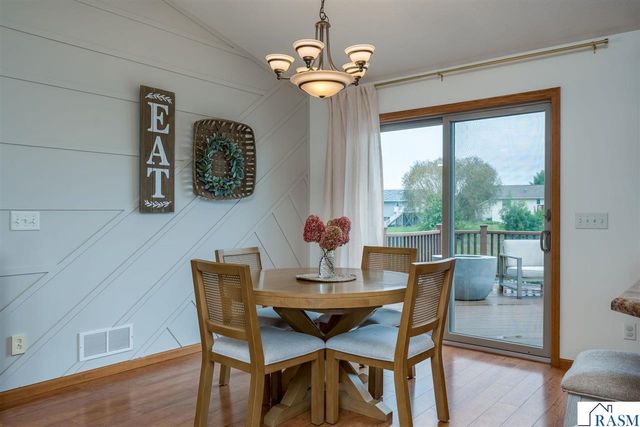 320 Grovebrook Court, Mankato, MN 56001