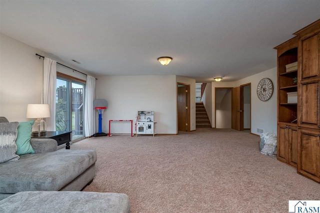 320 Grovebrook Court, Mankato, MN 56001