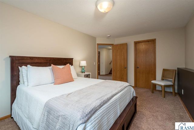 320 Grovebrook Court, Mankato, MN 56001