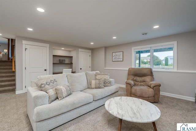 320 Grovebrook Court, Mankato, MN 56001