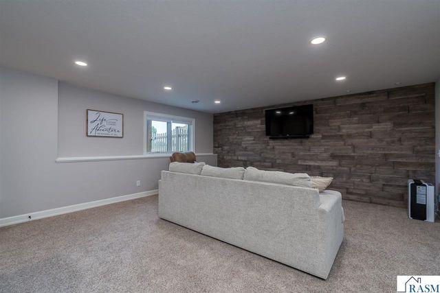 320 Grovebrook Court, Mankato, MN 56001