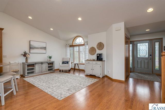 320 Grovebrook Court, Mankato, MN 56001