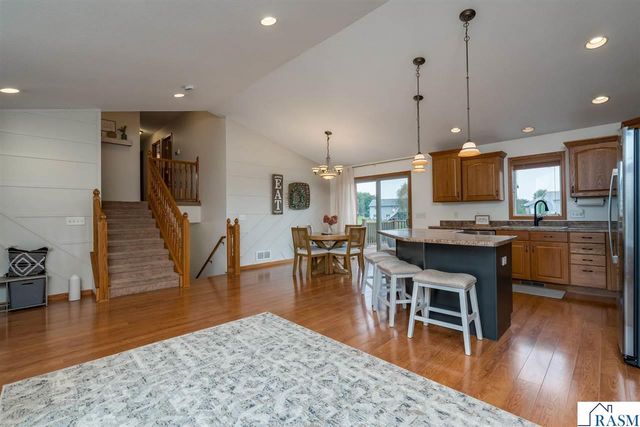320 Grovebrook Court, Mankato, MN 56001