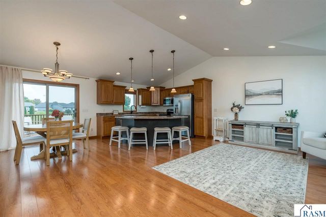 320 Grovebrook Court, Mankato, MN 56001