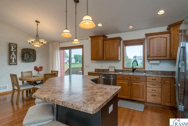 320 Grovebrook Court, Mankato, MN 56001