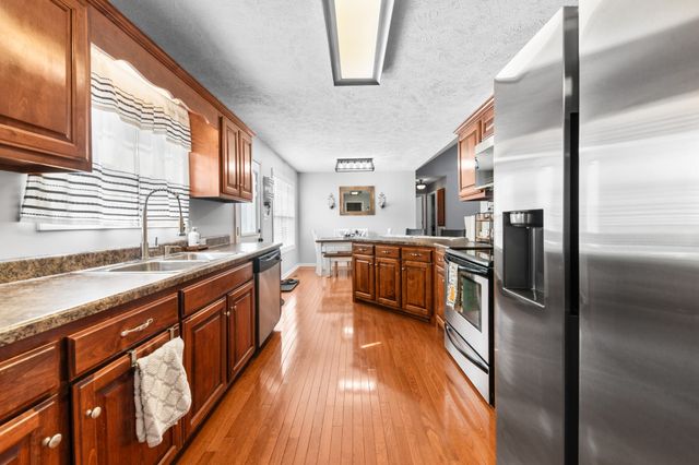 300 Daytona Dr, Cornersville, TN 37047