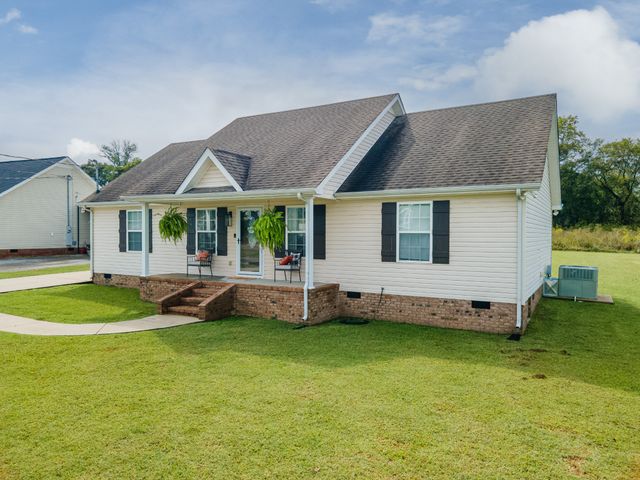 300 Daytona Dr, Cornersville, TN 37047