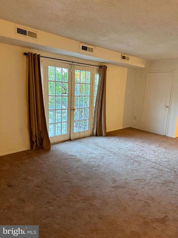 Image 4 of property listing at 3813 SWANN RD #104, Suitland, MD 20746