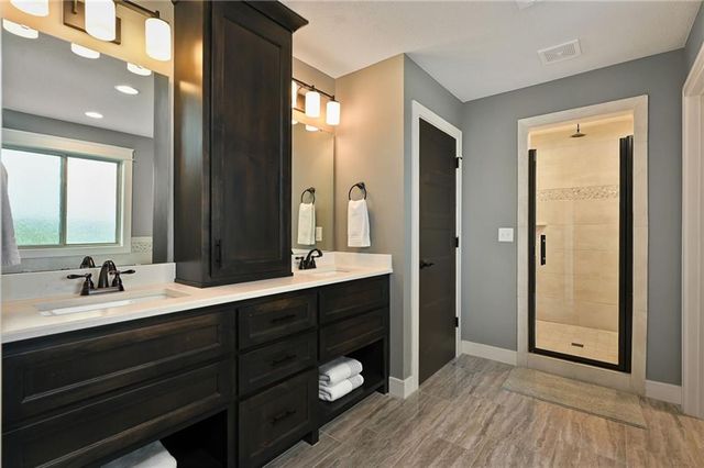 214 SW Roosevelt Ridge Drive, Lee's Summit, MO 64081