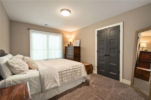 214 SW Roosevelt Ridge Drive, Lee's Summit, MO 64081