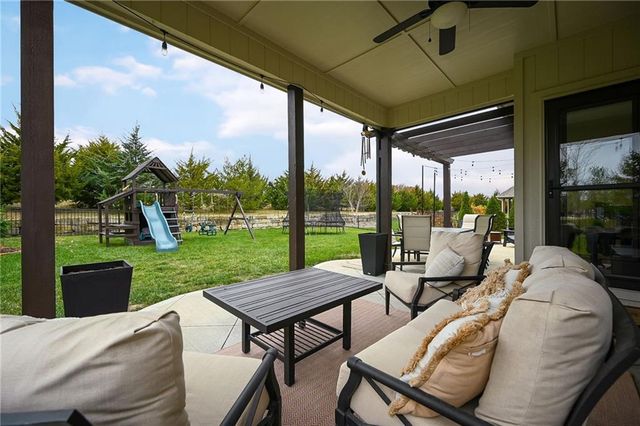 214 SW Roosevelt Ridge Drive, Lee's Summit, MO 64081