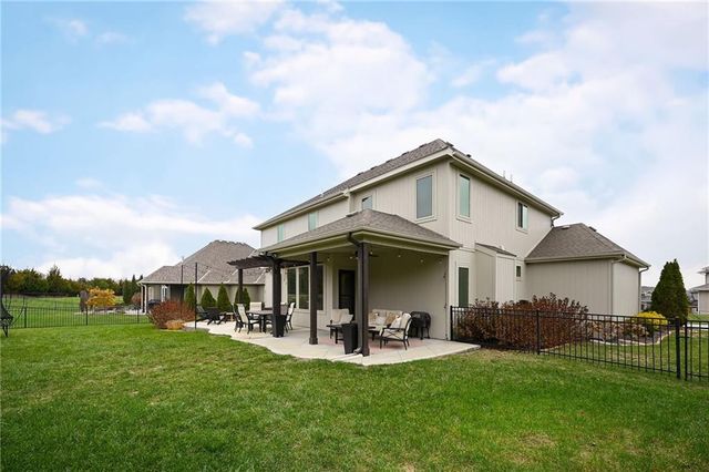 214 SW Roosevelt Ridge Drive, Lee's Summit, MO 64081