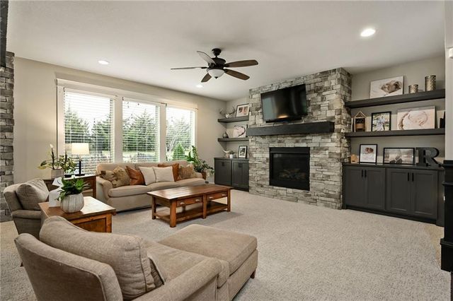 214 SW Roosevelt Ridge Drive, Lee's Summit, MO 64081