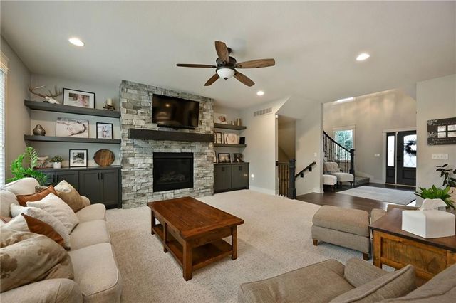 214 SW Roosevelt Ridge Drive, Lee's Summit, MO 64081