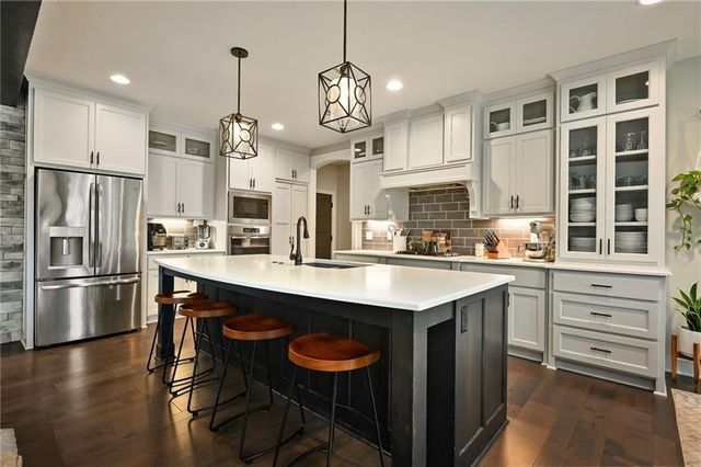 214 SW Roosevelt Ridge Drive, Lee's Summit, MO 64081