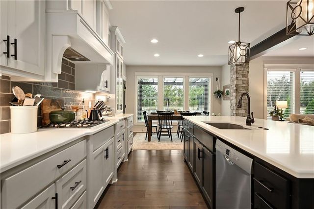 214 SW Roosevelt Ridge Drive, Lee's Summit, MO 64081